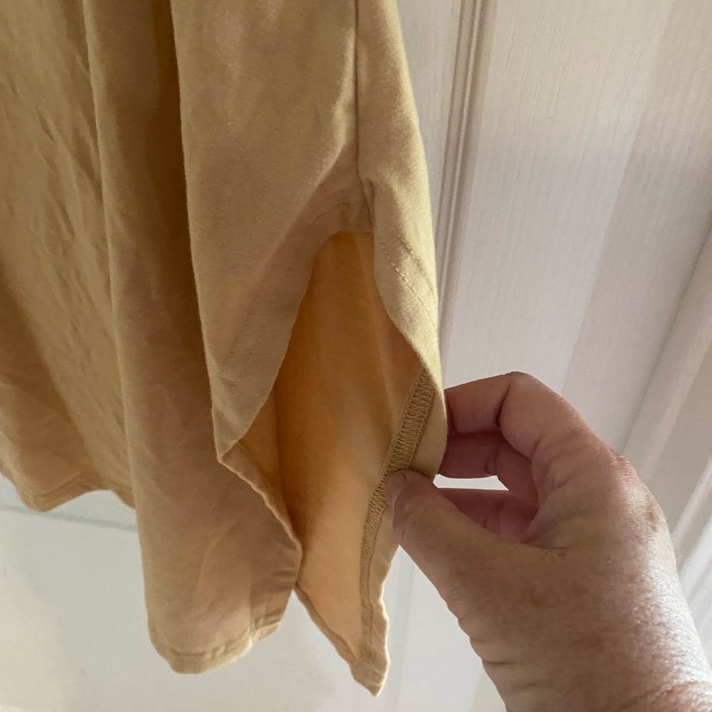 Soft   T shirt  Size Large with slits on the sides - Picture 2 of 4